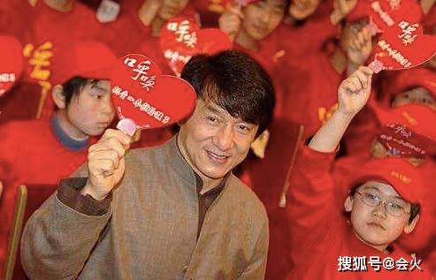 成龙豪宅因欠税才无法过户?被曝太节俭连别人掉下的饭粒都捡来吃