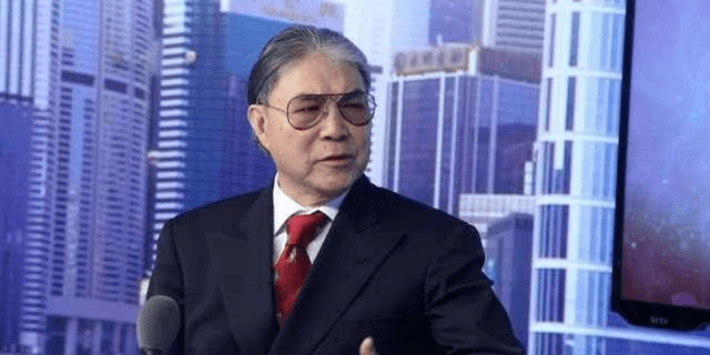 霍震霆偏爱霍启刚,陪伴儿子一家骑行,力保长子健康形象