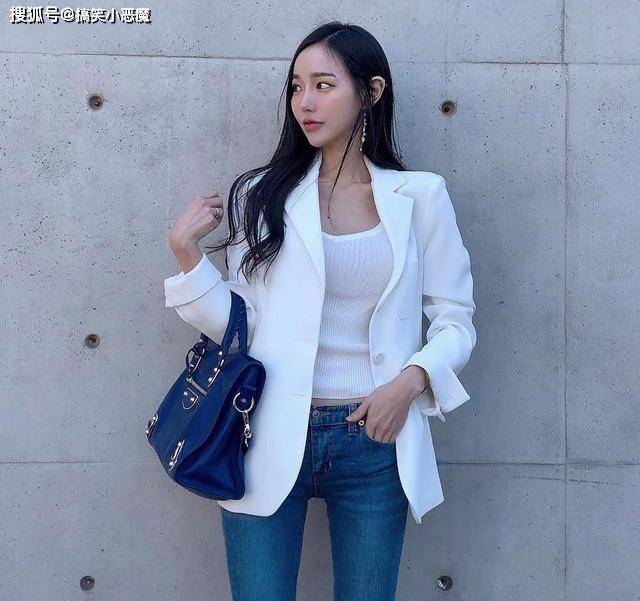 搞笑GIF段子:好在妹子机智,这小哥瞬间就不敢偷看了