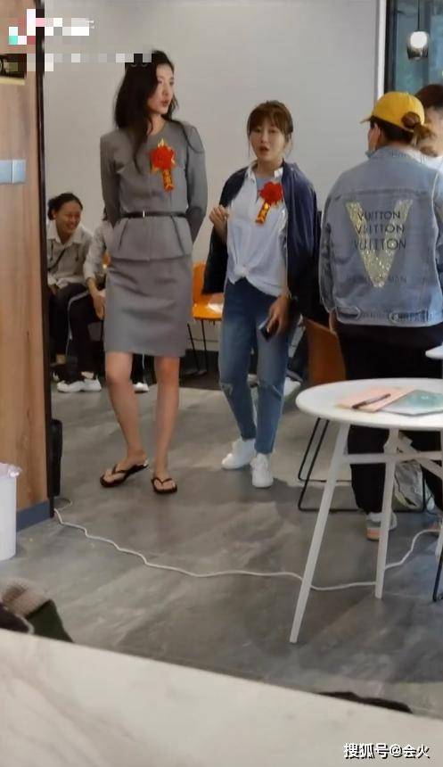 41岁“裴佩老师”罕露面,穿拖鞋都比潘阳高一大截,因身高难接戏
