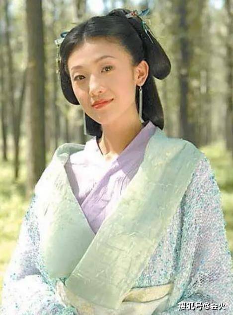 41岁“裴佩老师”罕露面,穿拖鞋都比潘阳高一大截,因身高难接戏