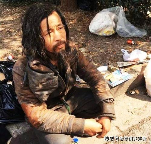 一位是流浪汉,一位是知名才女,两人书法对比,到底谁更胜一筹?