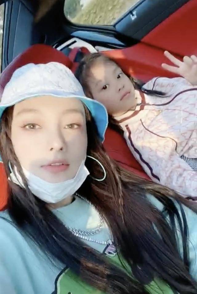 李小璐带女儿外出游玩,母女俩潮范儿十足,甜馨颜值越来越高
