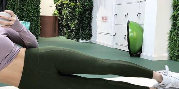 紧身打底裤:让你减龄卖萌两不误,在夏天展现出好身材