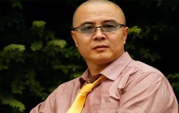他是《西游记》的唐僧,因5块片酬而罢演,如今62岁穿袈裟在景区卖唱