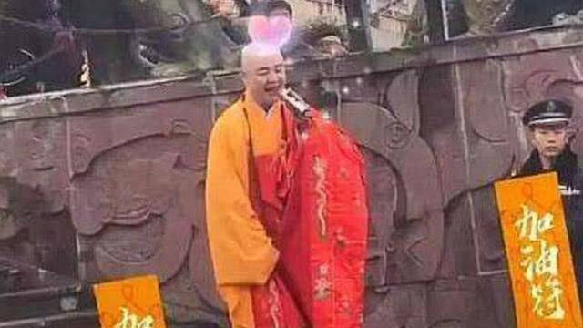 他是《西游记》的唐僧,因5块片酬而罢演,如今62岁穿袈裟在景区卖唱