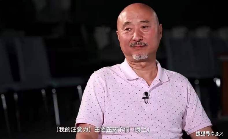 66岁陈佩斯回归央视,胡子发白状态好,消失22年里只专注一件事