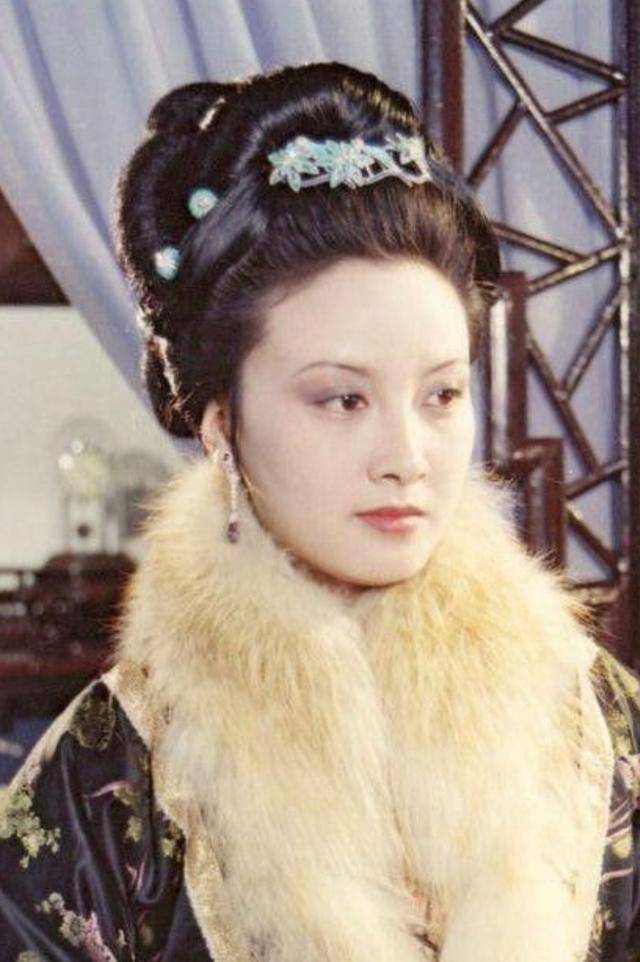读《红楼梦》:贾琏敢偷娶尤二姐,为什么不敢给王熙凤写休书?