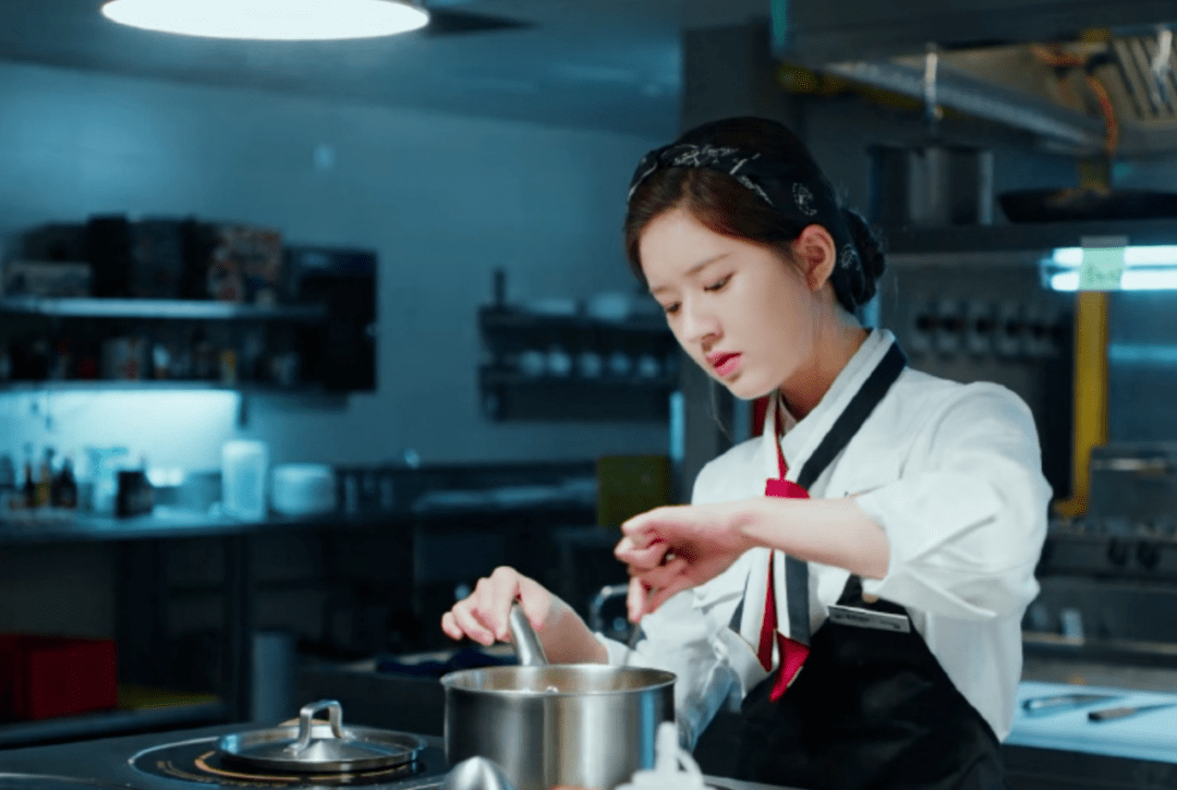 赵露思被批有心机,5次靠肖战上热搜,还一脸无辜发自拍