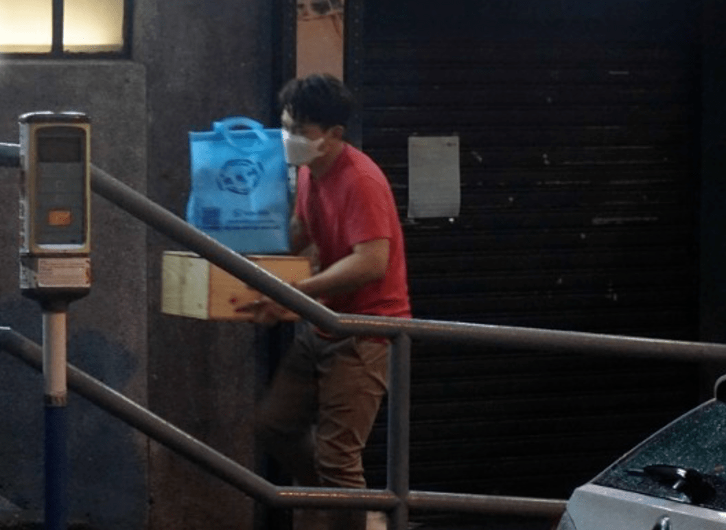 又一TVB配角因疫情落魄?跑龙套十年如今卖猪肉,亲自送货满头汗