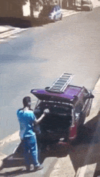 搞笑GIF:好样的,后车窗碓碎了,真是个人才。