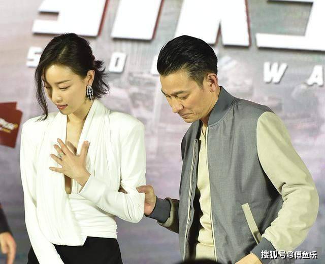 刘德华搂倪妮现身发布会,耳朵发红超尴尬,网友:深V低到肚脐眼