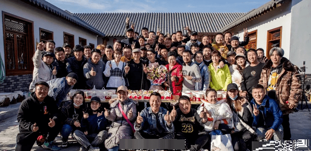 赵本山《刘老根4》杀青合影曝光!郑爽林更新范伟宋小宝参演,阵容太强大