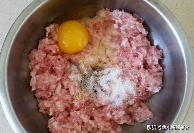 蒸肉丸子时,万万不可直接上锅蒸!少加这1样,难怪丸子容易散