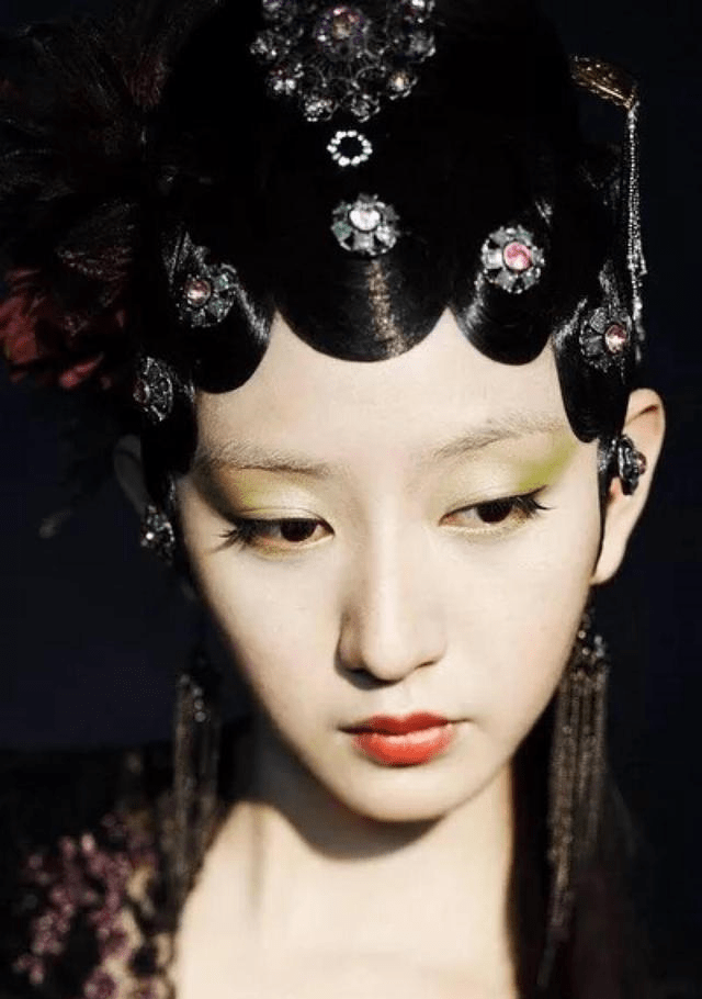 《红楼梦》里,曹雪芹为何要安排鲍二家的吊死?有何玄机?