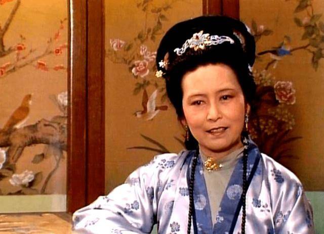 王夫人破例迁就她,李纨敢怒不敢言,贾母也敬她三分,妙玉啥身份