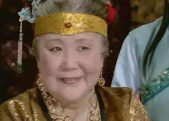 王夫人破例迁就她,李纨敢怒不敢言,贾母也敬她三分,妙玉啥身份