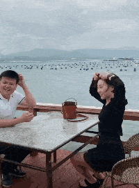 搞笑GIF趣图:开车还是看路?别就知道勾搭人!