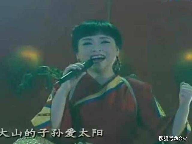 42岁李琼变油腻大妈,成名作《山路十八弯》唱破音,走红全靠爸