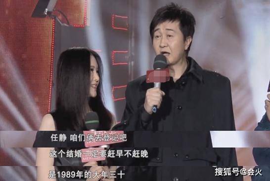 付笛生夫妇商演不断生活滋润,穿羽绒服在海滩度假,任静不像52岁