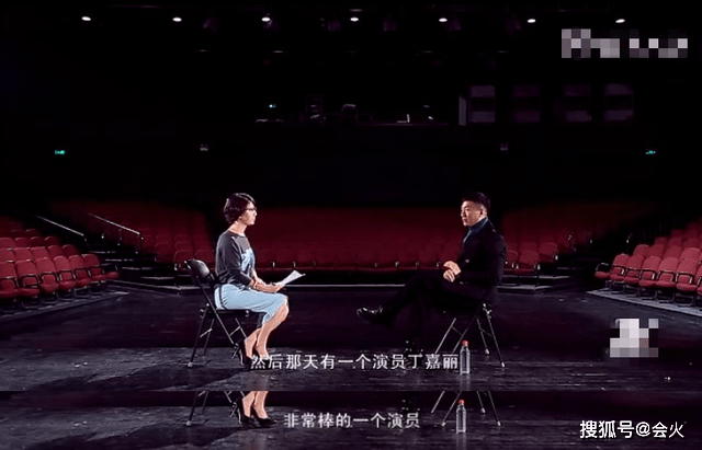 61岁丁嘉丽留狗啃刘海,眼底青黑嘴巴歪了,离婚两次养儿不养女