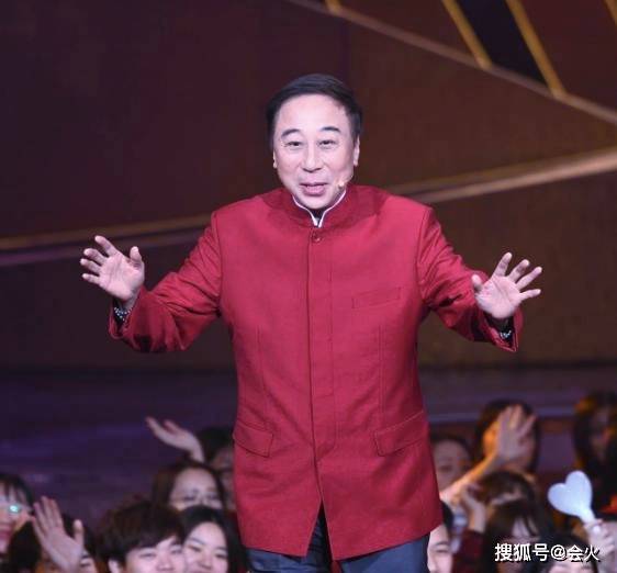 63岁冯巩与小15岁闫学晶同框,头发稀疏太显老,倒茶手都哆嗦