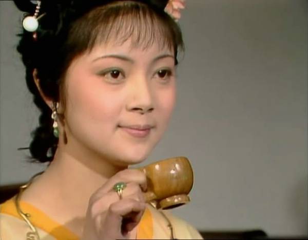 《红楼梦》:薛宝钗点戏引发纷争,贾宝玉先安慰的姑娘为何是史湘云?
