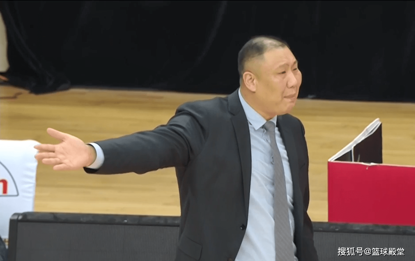 关键时刻琼斯遭打手打头,谁注意裁判?完全无视,王晗和解说无奈