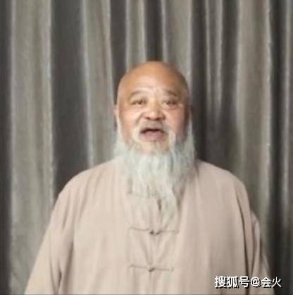 老戏骨李琦直播卖字,一副一千多被疯抢,出行代步车仅一万元