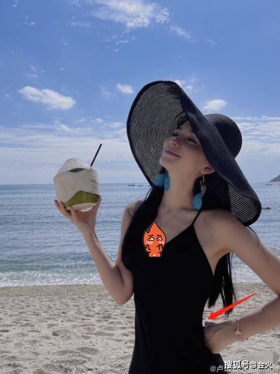 韩庚35岁老婆晒近照,穿开叉裙露到大腿根,叉腰动作暴露曲线