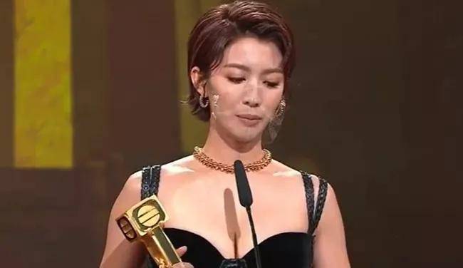背负“小三”骂名的视后:港姐出身,入行7年与10个男人有故事