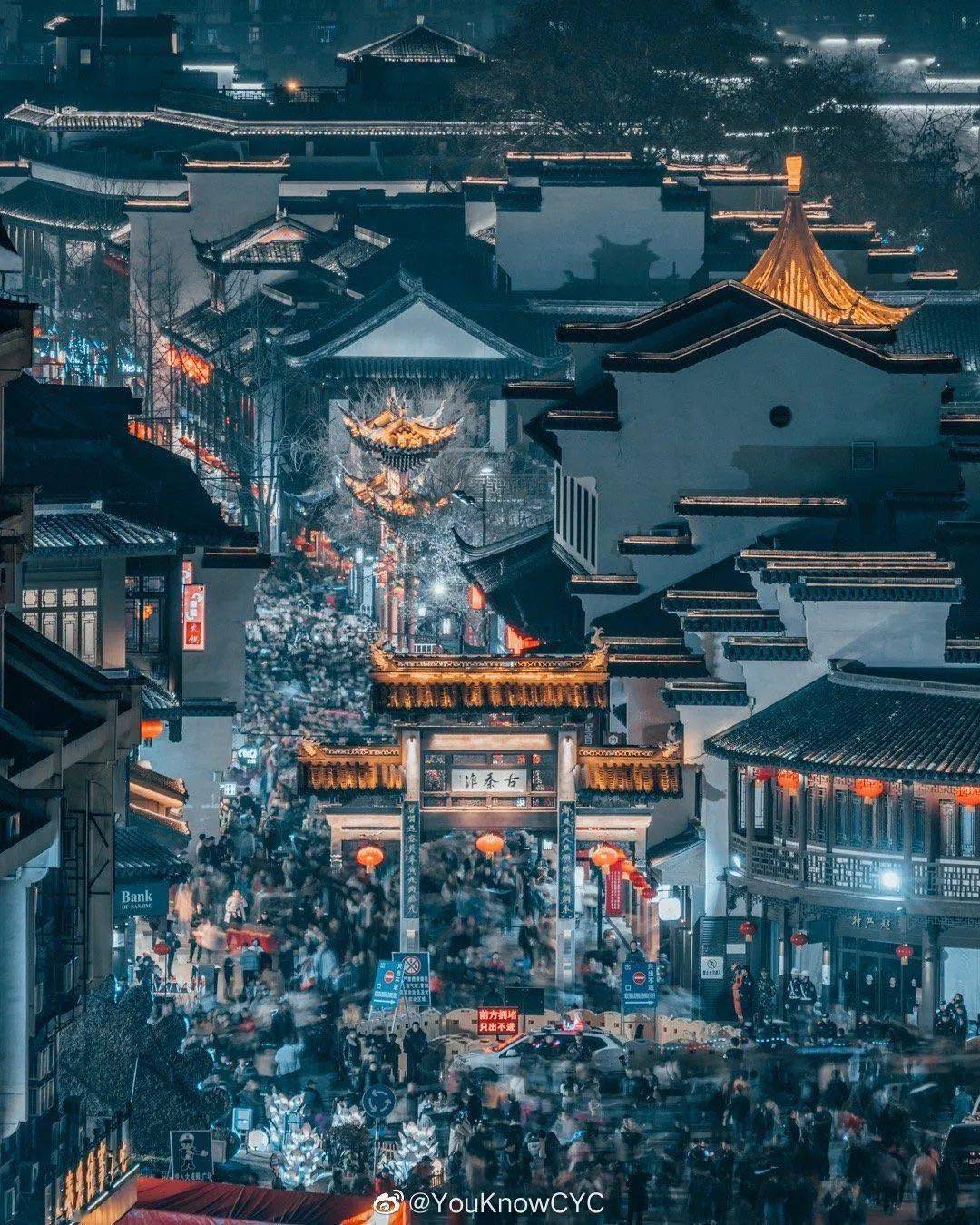我被太湖明珠的夜晚刷屏,可以很中国,也能很魔幻