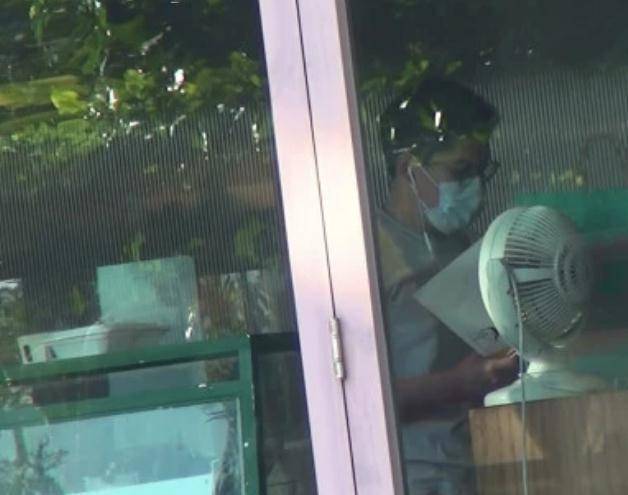 霍启刚带儿女出行,74岁霍正霆罕见现身,三代同堂太幸福