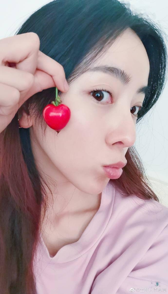 李思思童心大发晒“童年记忆”,不小心透露央视午餐五菜一汤,伙食不错