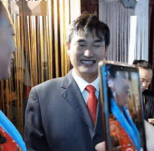 大衣哥儿子结婚被村民直播,皮箱装现金实力炫富,大衣嫂占C位?