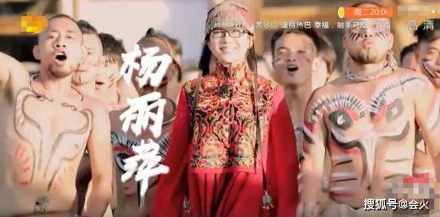 61岁杨丽萍近况曝光,脸僵被嘲都不会笑了,网友:头饰用来遮皱纹