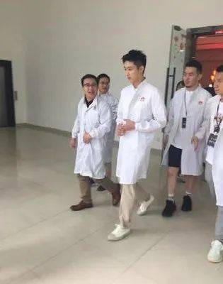 抗疫剧《在一起》官宣!杨洋靳东全员素颜演医生,黄景瑜被导演夸