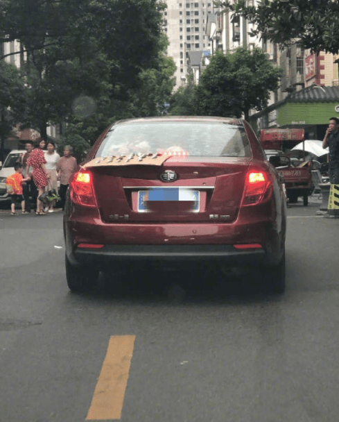 幽默笑话:出嫁那天,我妈哽咽着说:”终于把你嫁……