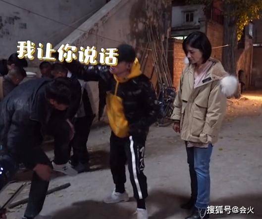 胡可片场狂踢男演员,面部表情狰狞凶狠,引导演感叹:你太猛了!