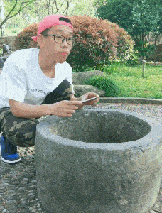 幽默笑话:带媳妇去游泳,结果在游泳馆偶遇前女友