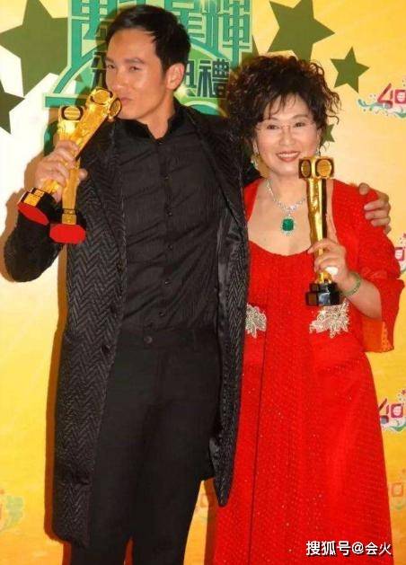 她18岁成"香港公主",却频遇渣男两度离婚,女儿曾7年不愿理她