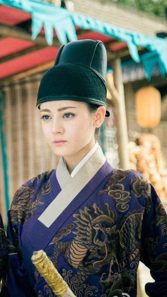 热巴《长歌行》路透曝光,女扮男装坐姿随意,发型显脸长男相十足