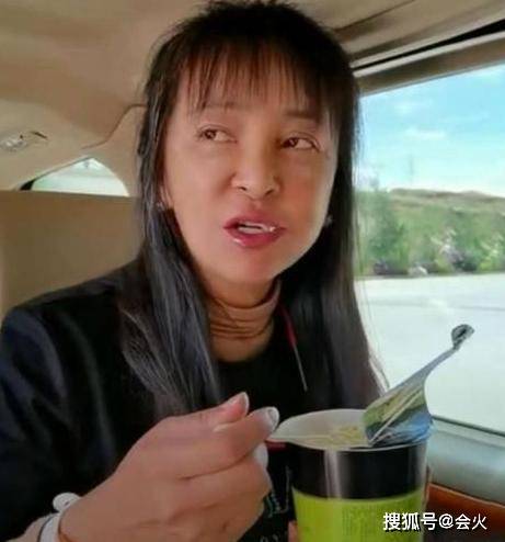57岁李勤勤窝在车里吃泡面,满头白发被指太显老,曾三度远嫁异国