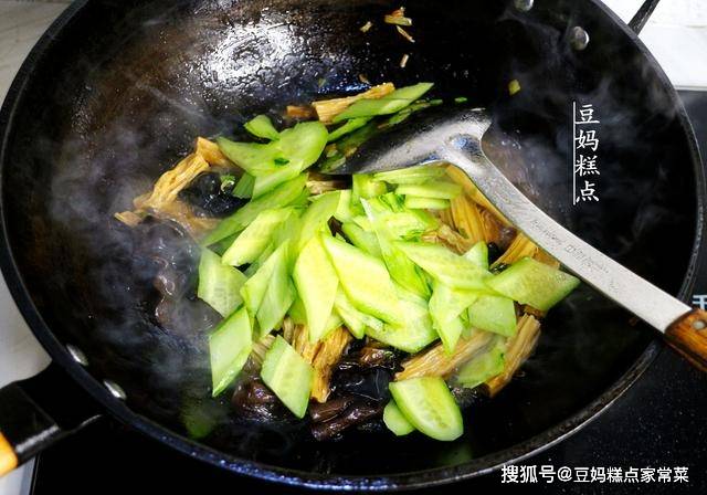 7月,黄瓜别只会凉拌,加这2样一起炒,鲜美爽口,比肉香