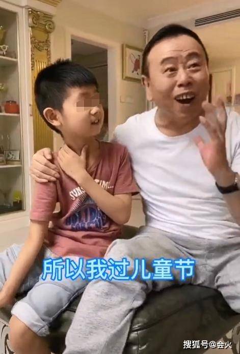潘阳曝63岁老爸粉碎性骨折!拄拐拍戏步履蹒跚,潘长江回应太催泪