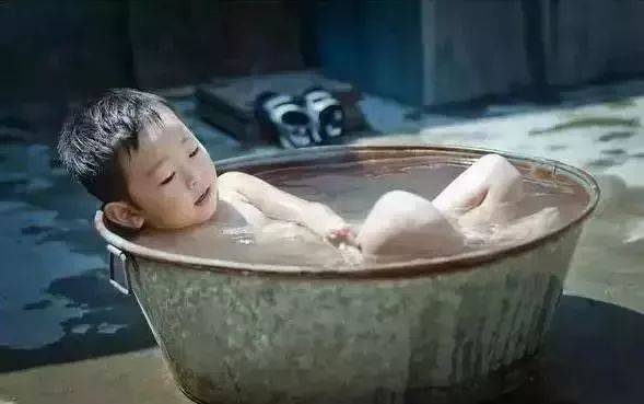 我们小时候,为啥不怕热?看完不许哭……
