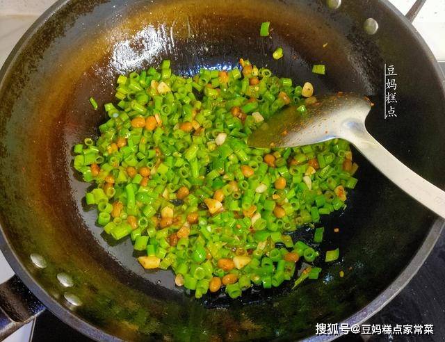 炒这菜,湖南人更喜欢去叶留梗,2分钟就出锅,下饭一流