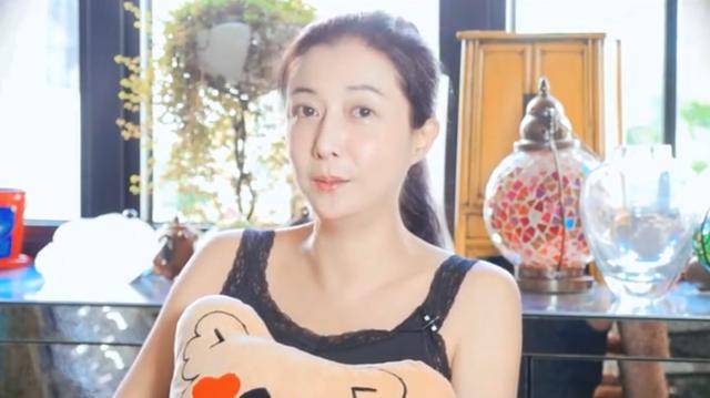 46岁吴绮莉吐露心声,终于放下了成龙和小龙女?坦言:我不得不坚强