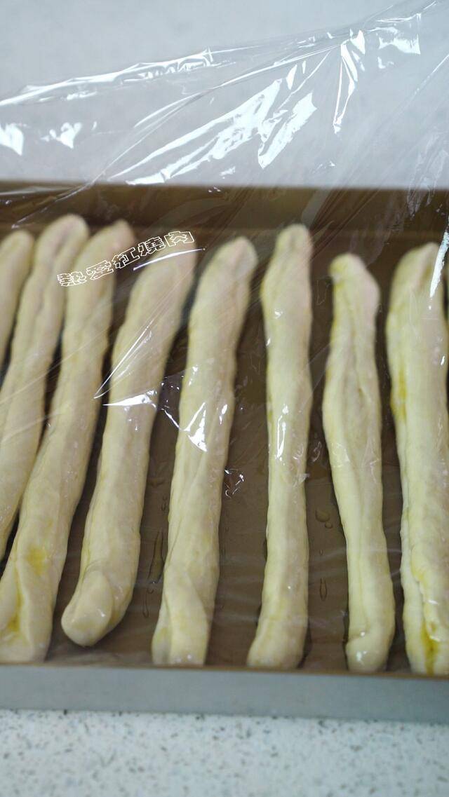 面粉别总是蒸馒头了,加点鸡蛋和凉水,做成大麻花外脆内软特好吃