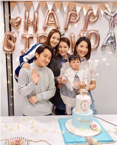王祖蓝夫妇牵手逛街,李亚男官宣二胎后首露面,竟被评价像路人